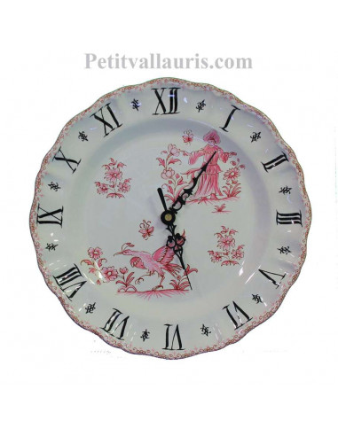 Horloge murale en faïence blanche modèle Louis XV décor reproduction vieux moustiers rose