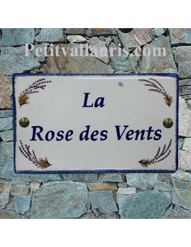 Plaque de Villa en céramique modèle rectangle décor brins de lavandes bord et inscription personnalisée bleue