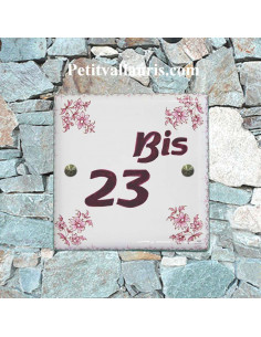 Plaque numéro de Maison en faience émaillée chiffre personnalisé couleur prune motif fleurs tradition rose