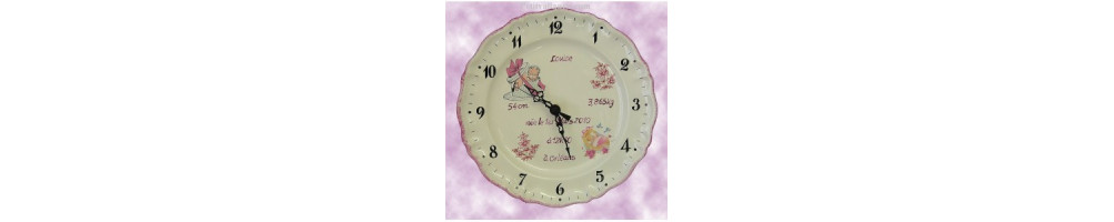 Horloges et Pendules en faience souvenir de naissance et de baptême fabriquées en France avec gravure personnalisée 