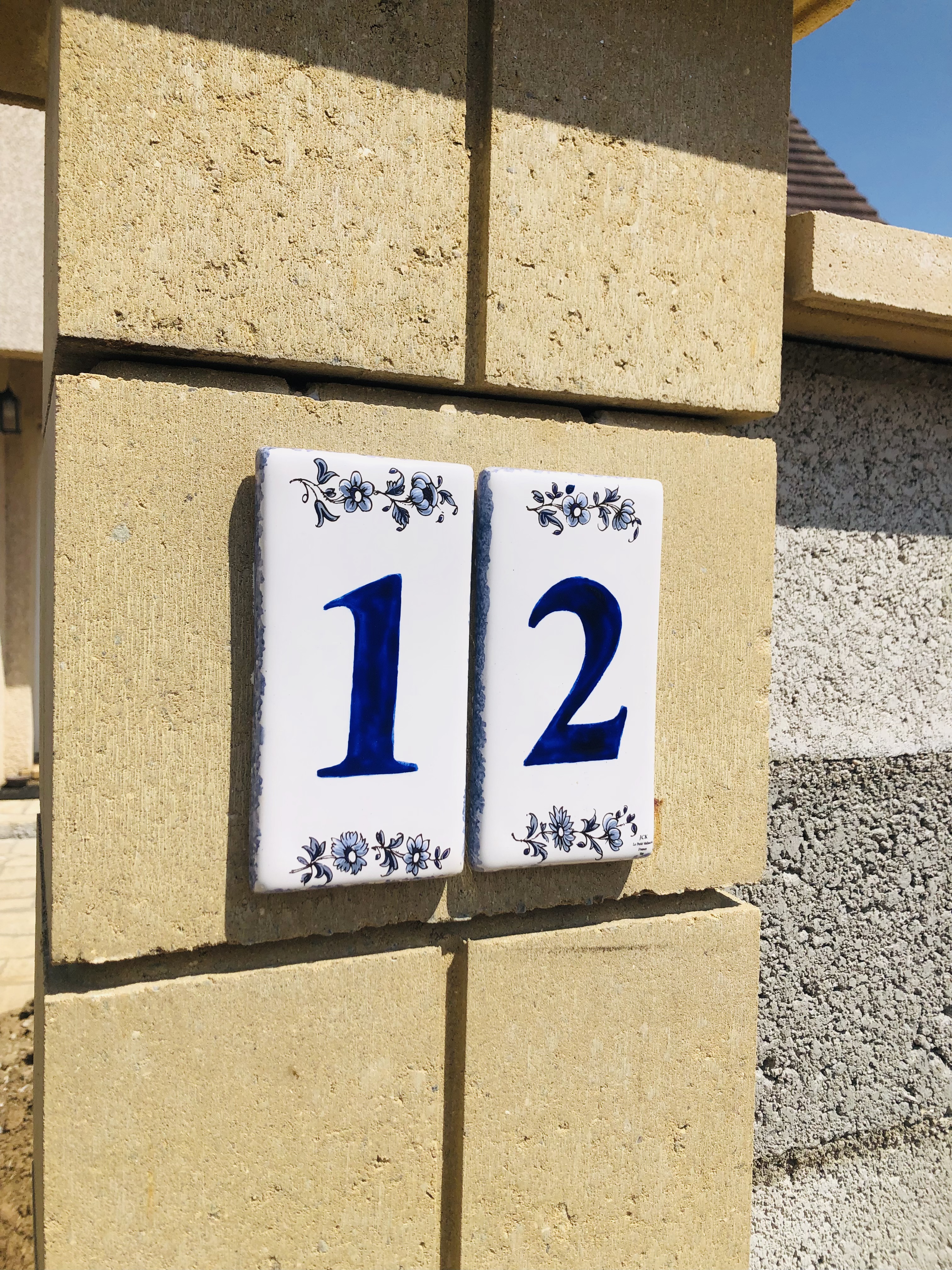 plaque numero de maison carree 12x12  fleurs bleu