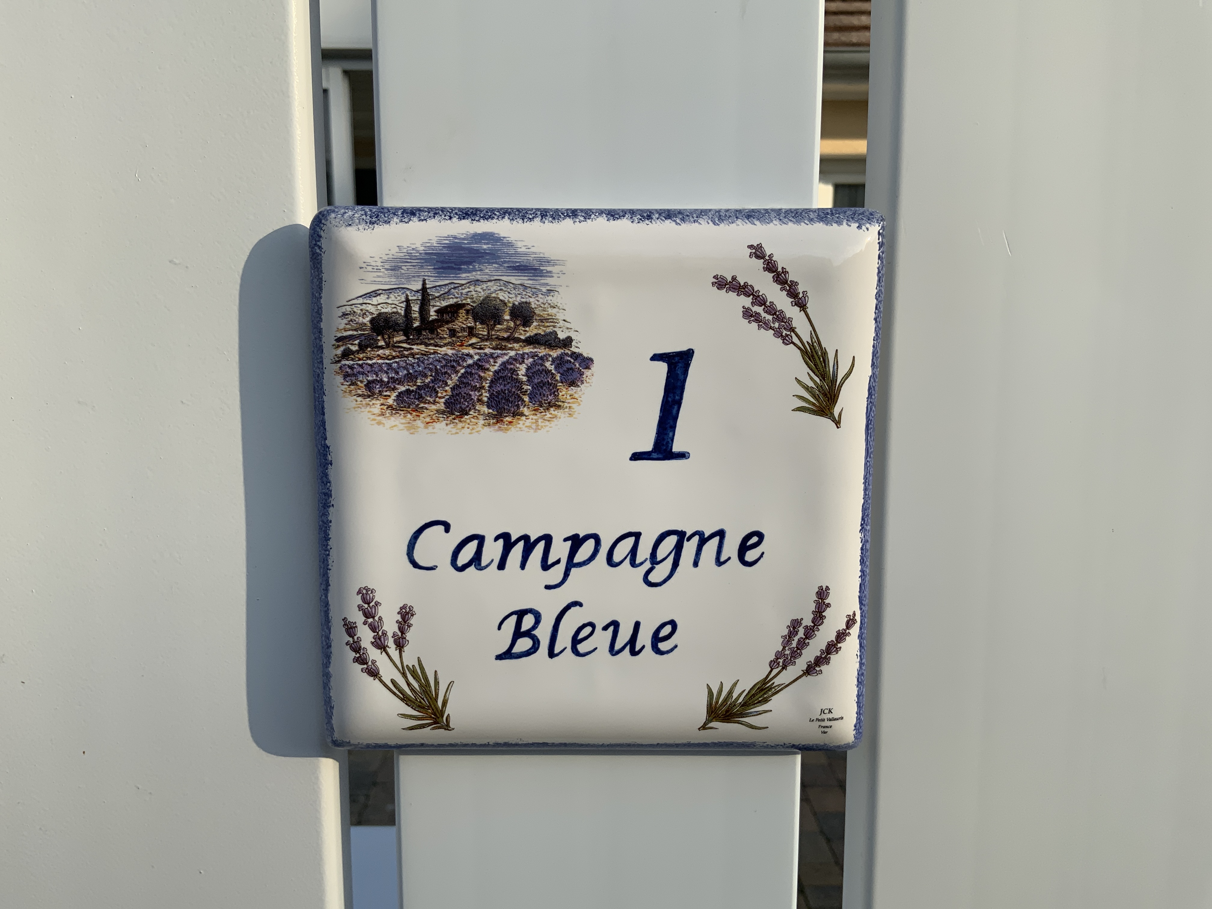 plaque de maison avec motif campagne provencale